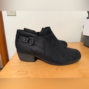 Clarks Boots Womens 8 1/2 M Charlten Grace Ankle Booties Black Leather EUC